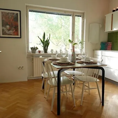 Adorable With A Garden View And A Bathtub. Apartment *