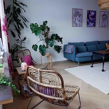 Adorable With A Garden View And A Bathtub. Apartment